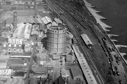 Gasómetro de Barcelona, España. Dedicada principalmente a la producción de motores y camiones, la empresa alemana MAN había patentado la nueva tecnología de gasómetro seco en 1924 y la exportó al mundo entero