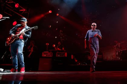 Gaspar Benegas junto al Indio Solari en el show de Olavarría