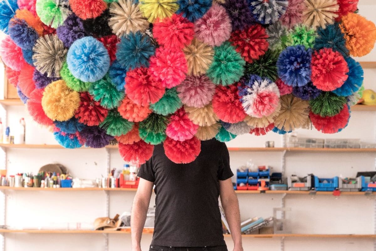 Gaspar Libedinsky detrás de su obra Nube