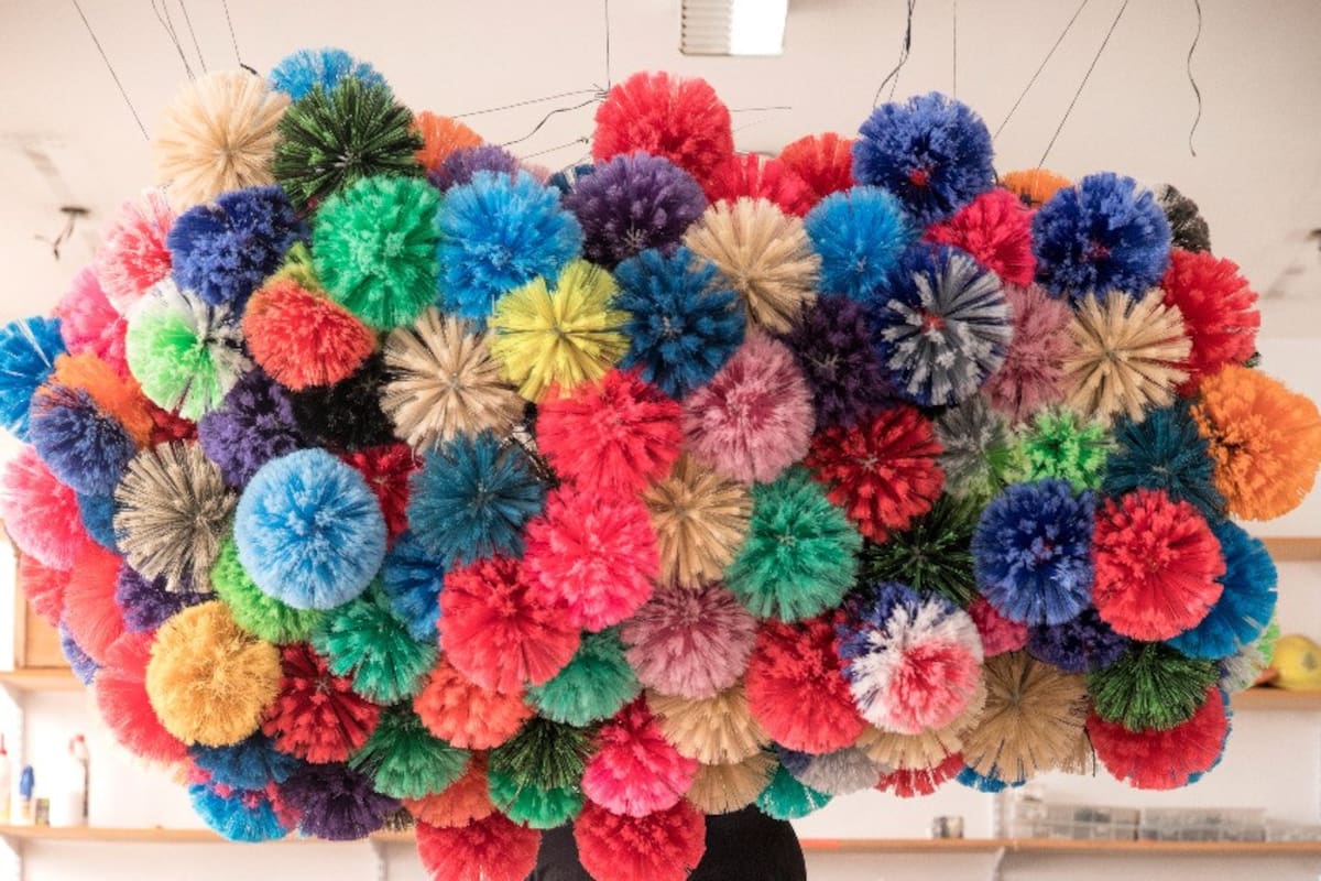 Gaspar Libedinsky detrás de su obra "Nube"