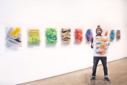 Gaspar Libedinsky y las obras que integraron en 2018 en la galería Praxis la muestra Kunstformen der Natur ("Formas artísticas de la naturaleza"). Fueron realizadas con escobillones convertidos en "pinceladas"
