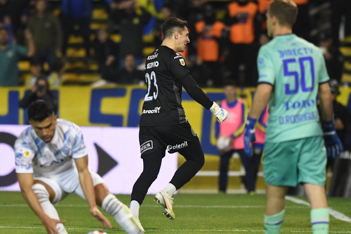 Gaspar Servio, arquero de Rosario Central, festeja el gol anotado a Diego Rodríguez, arquero de Godoy Cruz