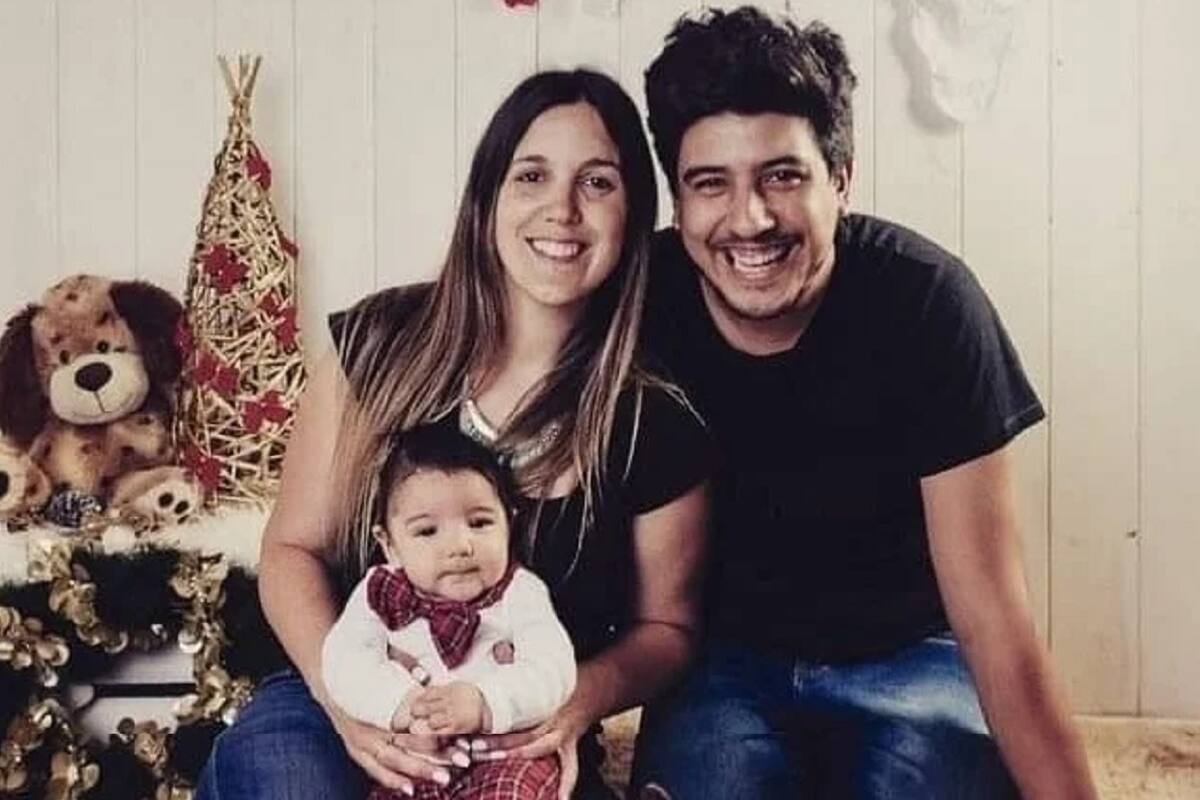 Gastón Alejandro Farías junto a su hijo y su expareja