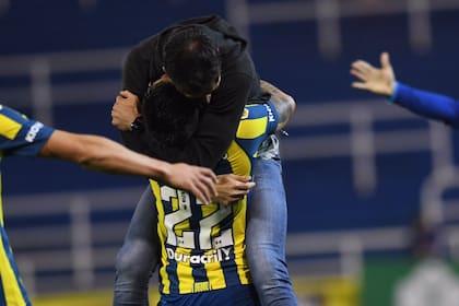 Gastón Avila le fue a dedicar el gol que marcó con la camiseta de Rosario Central ante Boca a su DT, Crisitan Kily González
