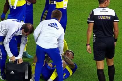 Gastón Avila sale lesionado durante el partido contra Lanús.