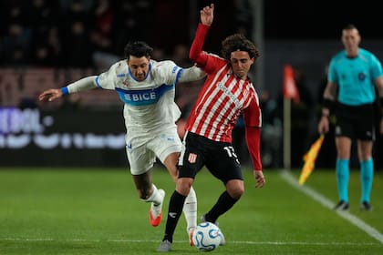Gastón Benedetti, lateral de Estudiantes de La Plata, ante Fernando Zampedri, delantero argentino de la Universidad Catolica, en la ida que finalizó 1-1 en La Plata