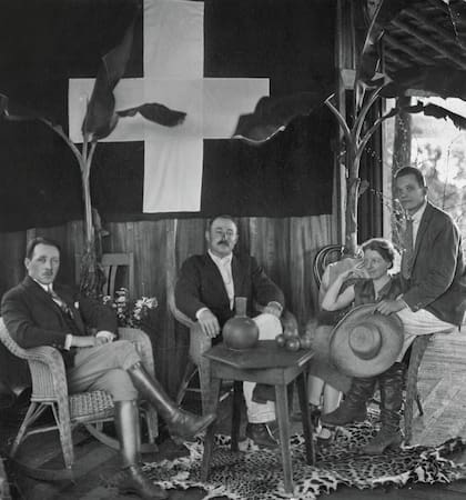 Gaston Bourquin, Enrique Bucher y dos personas no identificadas en casa del segundo. Puerto Esperanza, Misiones. circa 1930