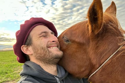 Gastón Britos les enseña a las yeguas sobre su ciclo reproductivo