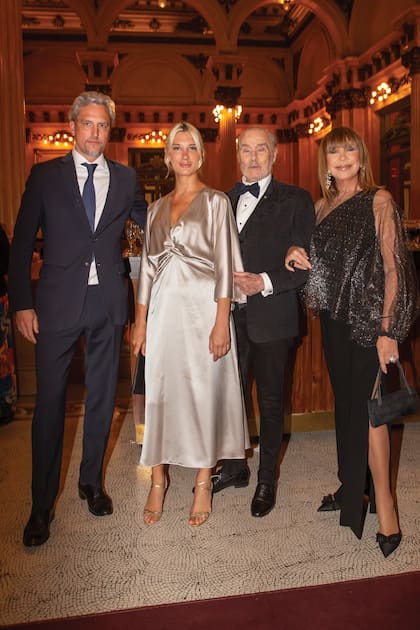 Gastón Cami, Melissa Elías, vicepresidenta ejecutiva de la Fundación Teatro Colón, Gino Bogani y Mora Furtado