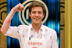 Gastón Dalmau y una camisa en homenaje a los jurados.
