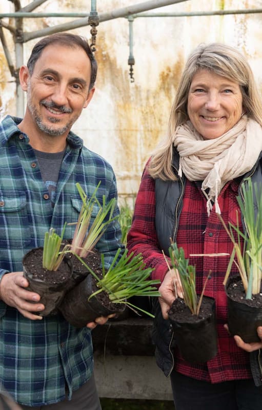 Gastón Díaz y Didin Verellén: juntos gestionan el vivero y la hostería La Nature.