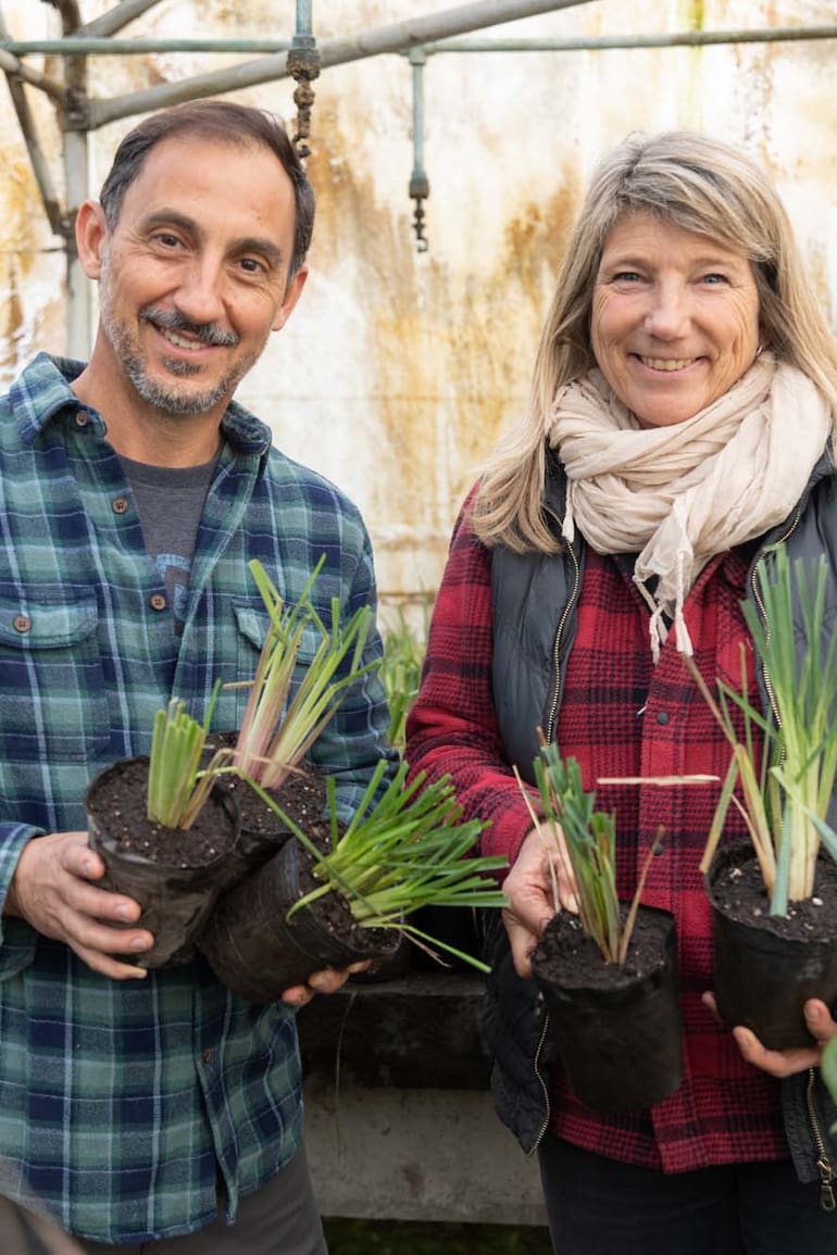 Gastón Díaz y Didin Verellén: juntos gestionan el vivero y la hostería La Nature.