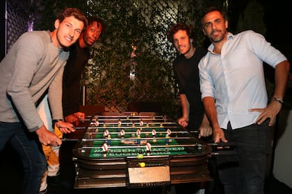 Gastón, el Gato, Gaudio y Mariano, el Negro, Zabaleta jugando metegol con Gael Monfils y Pablo Carreño Busta; el dúo argentino moderó la conferencia de prensa previa a la cena y desparramó su magia para resultar ganador del partido en este juego clásico argentino frente a los gigantes del tenis