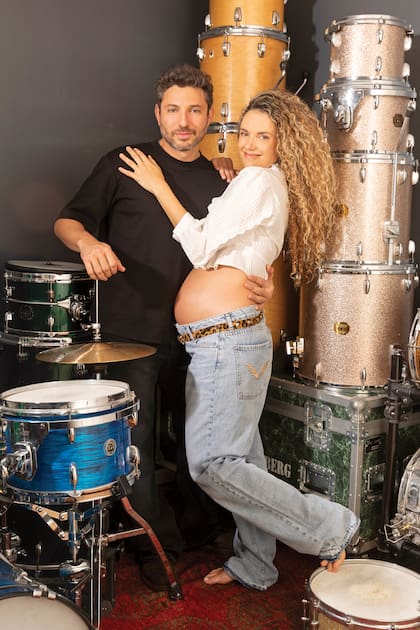Gastón empezó a tocar la batería a los 5 años, cuando su abuelo le regaló un tambor de juguete, a los 7 ya estudiaba formalmente con Guillermo Gervasoni y desde hace diecisiete años es el baterista de Fito Páez