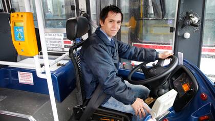 Gastón Enríquez recibió el premio al "Profesionalismo en la conducción" entregado por la Comisión Nacional de Regulación de Transporte