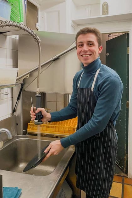 Gastón Ferreyra en el café Flottenheimer, en Copenague, en una imagen que subió a su posteo de Linkedin en el que cuenta su experiencia en Dinamarca