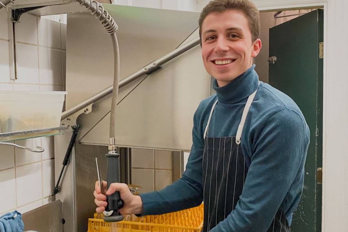 Gastón Ferreyra es argentino, está graduado en Relaciones Internacionales y hoy encargado de un café en Copenhague