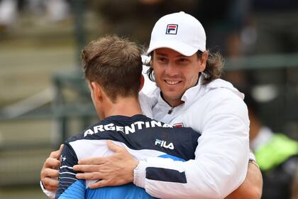 Gastón Gaudio abraza a Diego Schwartzman tras el triunfo; dejará de ser el capitán de la Copa Davis