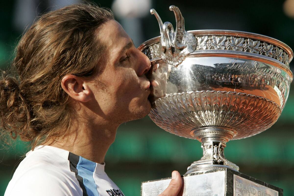 Gastón Gaudio besa el trofeo después de ganar la final masculina del torneo de tenis del Abierto de Francia contra su compatriota Guillermo Coria en el estadio Roland Garros en París el 6 de junio de 2004.