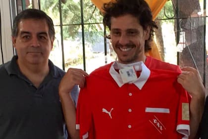 Gastón Gaudio posa con con una camiseta de Independiente junto al dirigente Carlos Montagna