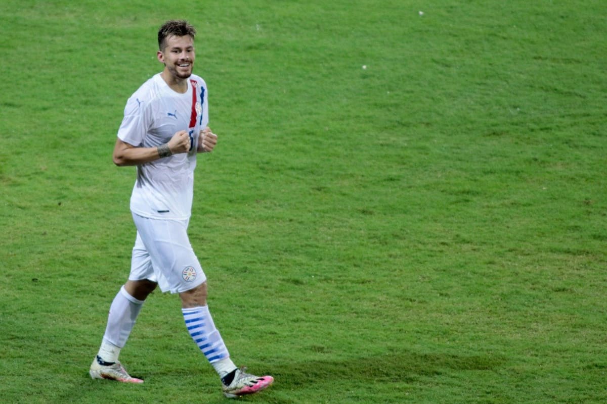 Gaston Giménez jugador de la selección paraguaya frente a venezuela