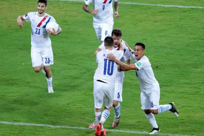 Gaston Giménez, ex Vélez, y su festejo por el gol con la camiseta de Paraguay ante Venezuela (1-0)