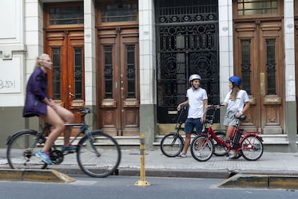 Gastón Glusman y Malena Larralde son novios y comparten su pasión por las e-bikes