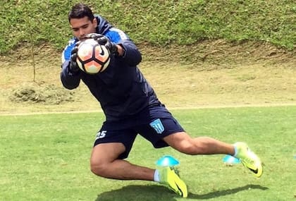Gastón Gómez, otro arquero de las inferiores, en acción