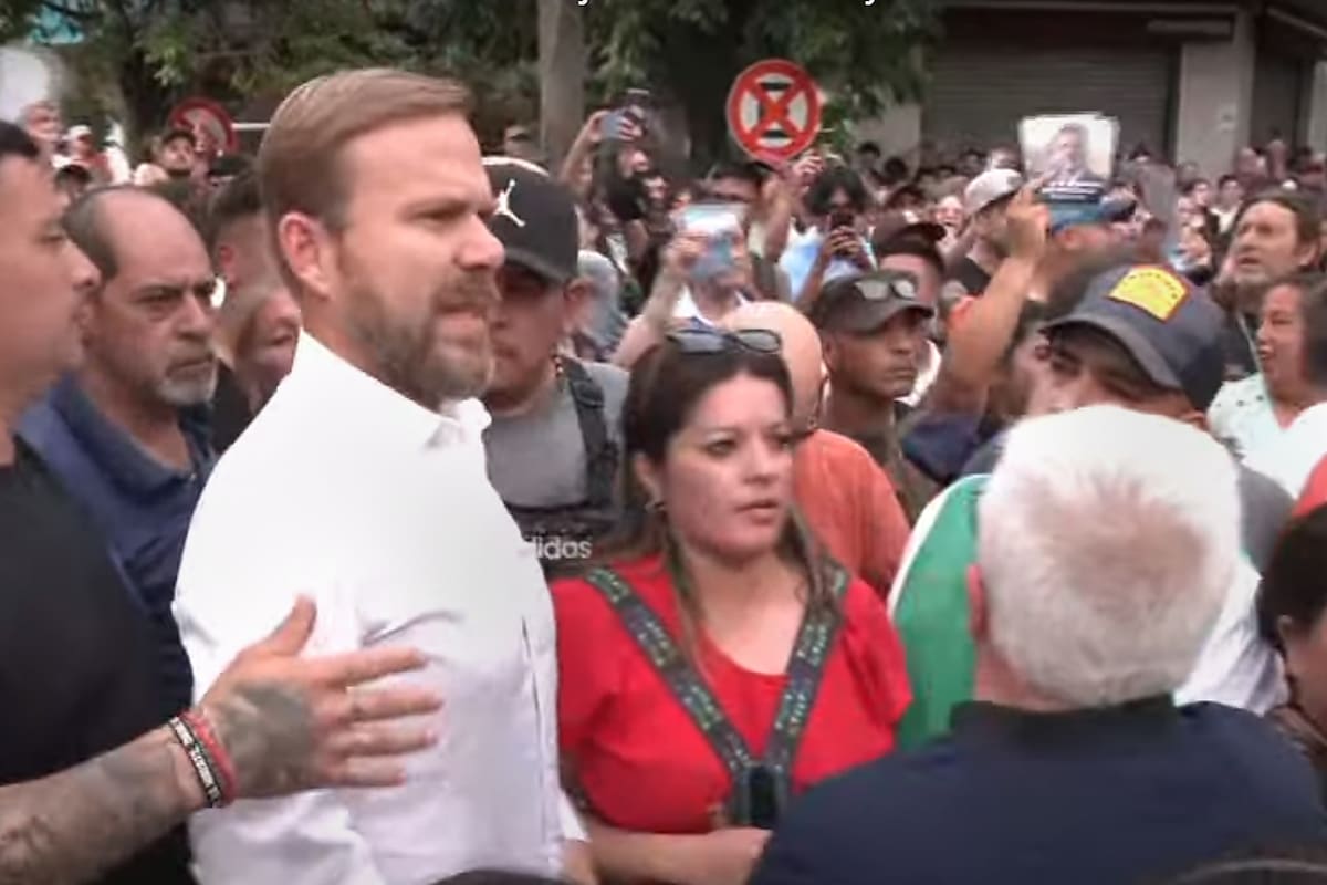 Gastón Granados, ayer, en el acto de Milei; de espaldas, Matzkin