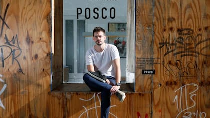 Gastón Greco en su local, su primera obra como arquitecto