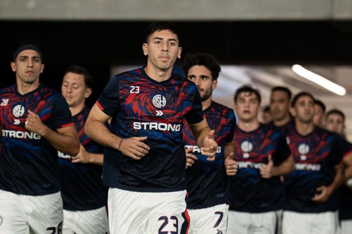 Gastón Hernández, Cuello (el primero a la izquierda) y Cerutti (detrás del central): los jugadores de San Lorenzo están intranquilos