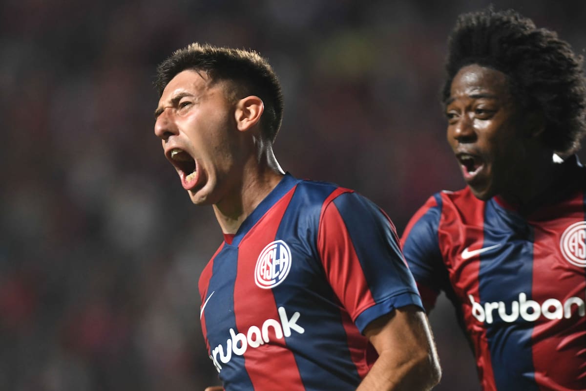 Gastón Hernández festeja su gol, seguido por la "Roca" Sánchez