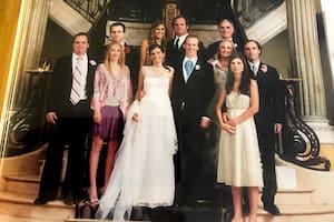 Gastón Laulhé en el día de su casamiento con Verónica Gowland, rodeado por la rama de la familia Heguy con la que compartió buena parte de su adolescencia: Ignacio, Tomás, Eduardo, Alberto Pedro y Alberto (h.), más Silvia Molinari y las esposas y novias de los polistas.