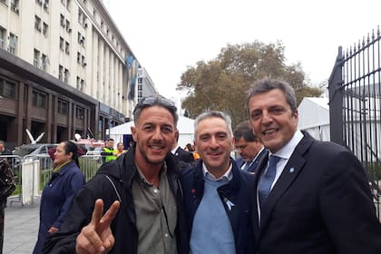 Gastón Mercanzini, con Andrés Larroque y Sergio Massa, en una movilización en mayo pasado