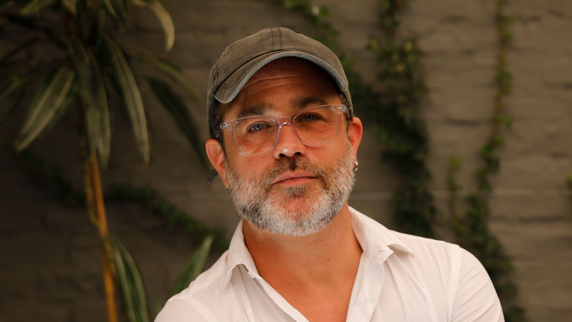 Gastón Pauls: "Cuando empecé con Seres libres nos escribían 500 personas por día pidiendo ayuda y hoy nos escriben 1000. Es un compromiso, no un trabajo y por momentos es dificilísimo porque es muy agotador"