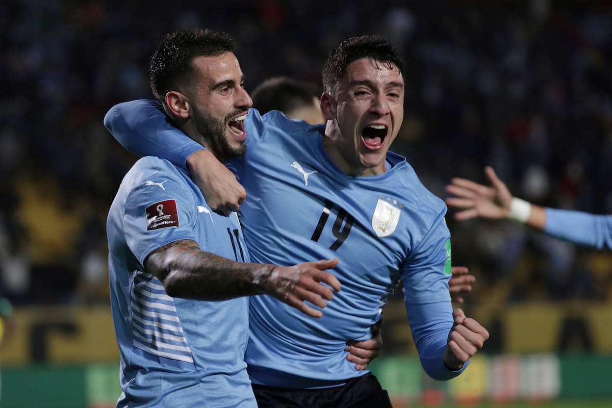 Gastón Pereiro celebra con Joaquín Piquerez su tanto, el de la agónica victoria de Uruguay sobre Ecuador