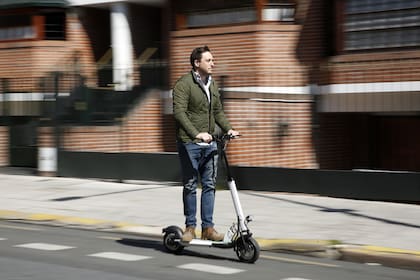 Gastón Peremateu dejó de usar el auto para los viajes que realiza solo, como cuando va a su oficina