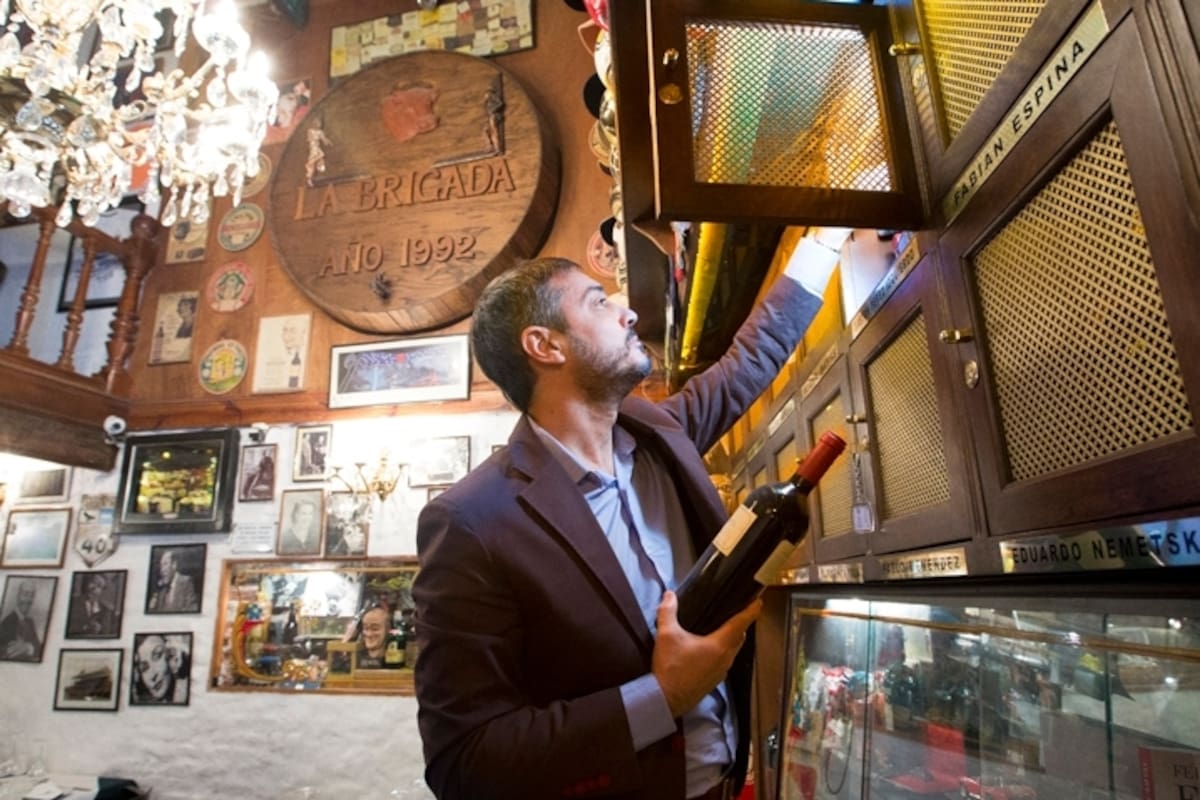 Gastón Pérez Izquierdo busca en su cava personal en La Brigada una botella para un almuerzo especial