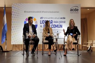 Gastón Remy e Inés Cura, de Nuqlea y Seamos Uno, respectivamente, junto a Carolina Butus, socia de ACDE