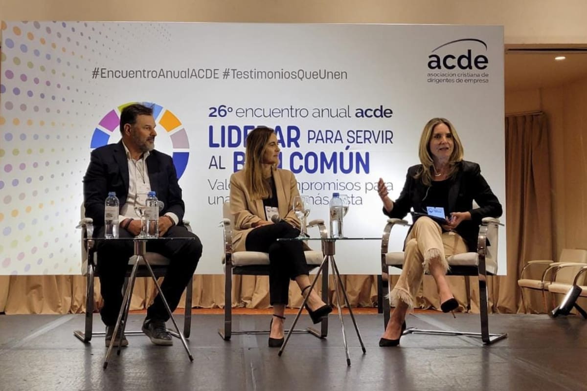Gastón Remy e Inés Cura, de Nuqlea y Seamos Uno, respectivamente, junto a Carolina Butus, socia de ACDE