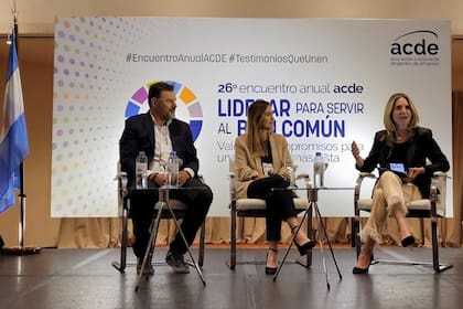 Gastón Remy e Inés Cura, de Nuqlea y Seamos Uno, respectivamente, junto a Carolina Butus, socia de ACDE