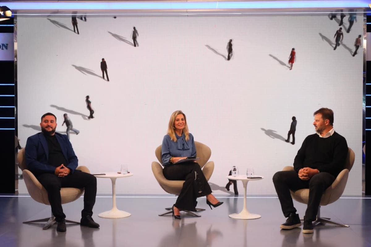 Gastón Remy y Matías Zylinski en plena conversación junto a Carla Quiroga, editora de LA NACION