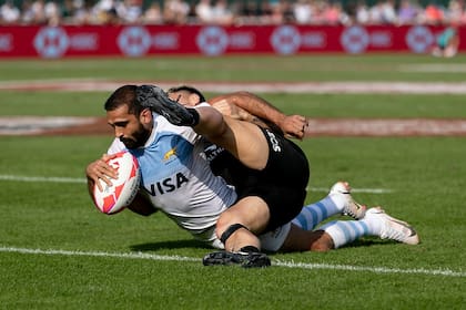 Gastón Revol apoya el último try del partido ante All Blacks en Dubai