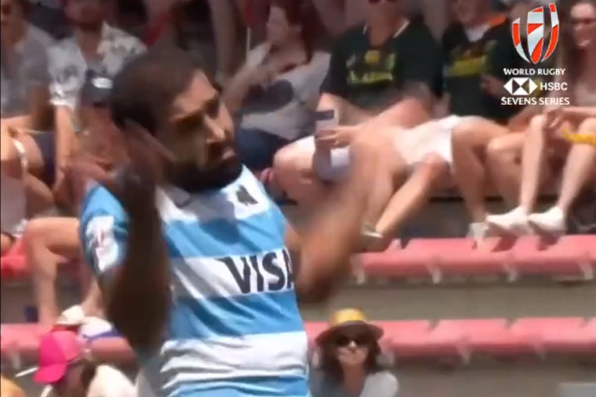 Gastón Revol gesticula en medio de una extraña situación en los Pumas 7s ante Inglaterra