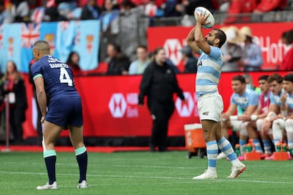 Gastón Revol se apresta a ejecutar un line-out y Kaleem Barreto espera el lanzamiento; el partido contra Escocia fue el que más ampliamente ganaron los argentinos.