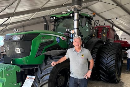 Gastón Ricardo con uno de los modelos que tiene en Expoagro
