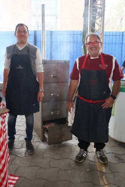 Gastón Riveria (izq.) y su asador fichero