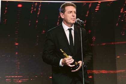 Gaston Roitberg recibió el Martín Fierro de Hugo Alconada Mon