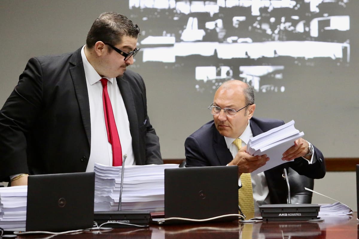 Gastón Salmain, sentado, y su abogado Castro Bianchi