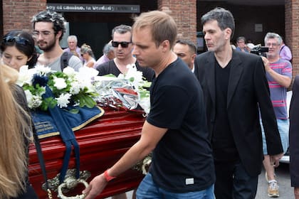 Gastón Satragno y familiares de Pinky en el Cementerio de la Chacarita